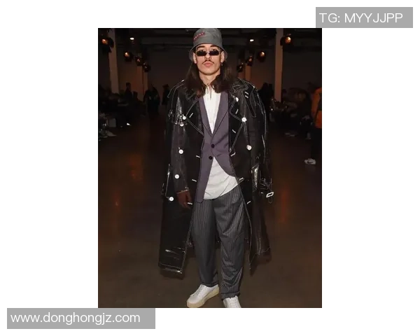 足球明星风衣时尚解析展现个性与魅力的完美结合